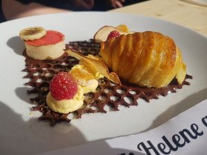 Dessert Birne Helene mit Schokogitter, Törtchen und Himbeere