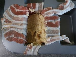 Farce auf dem Speck in der Form
