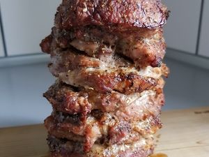 Gegrillter Gyros-Spieß in Nahaufnahme