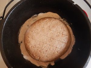 Eingeschnittener Brotteig im Dutch Oven