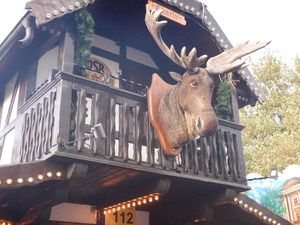 Holzhaus-Fassade mit großem Elchkopf