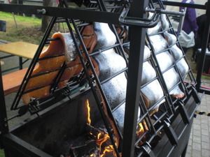 Lachshälften in den Haltern über dem Feuer
