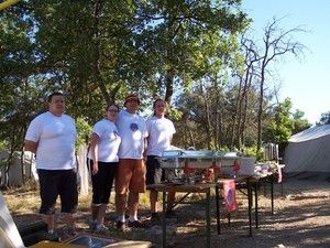 Das Küchenteam hinter dem Buffet, von links nach rechts: Dennis, Sabrina, Hendrik, Mathias