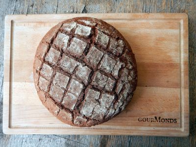 Roggenmischbrot mit Rautenmuster auf einem Brett
