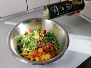 Öl läuft in das Grillgemüse
