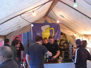 Mathias an der Geträndeausgabe. Im Hintergrund hängt eine Fahne mit einem Bierkrug