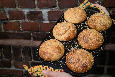 Selbstgebackene Burger-Buns mit Sesam auf einem Blech