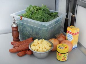 Zutaten für Grünkohl: Kohl, Mettwürste, Kartoffeln und Zwiebeln