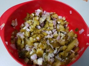 Gewürfelte Gewürzgurken und Zwiebeln in einer Schüssel