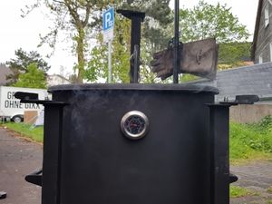 Großer schwarzer Smoker mit Thermometer