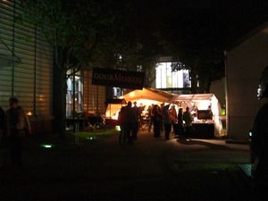 Grillstand bei Nacht
