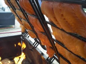 Lachs gart über offenem Feuer