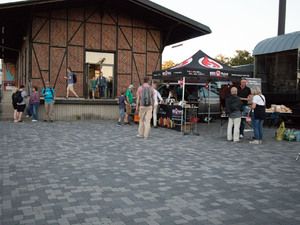 Historisches Backsteingebäude mit Pavillon und Besuchern