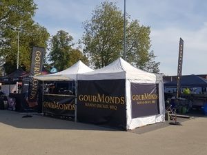 Unsere Pavillons mit GourMonds-Bannern auf dem Wettbewerbsplatz