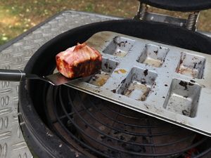 Ein Klotz wird mit dem Pfannenwender aus der Form gehoben