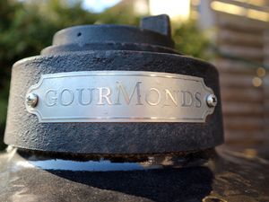 Deckelventil eines Keramikgrills mit GourMonds-Plakette