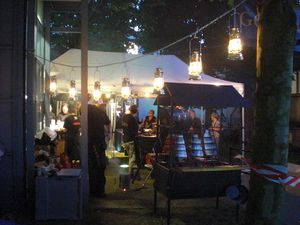 Unser Stand am Abend, beleuchtet mit Laternen