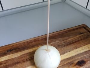 Zwiebel am Spieß auf dem Schneidebrett