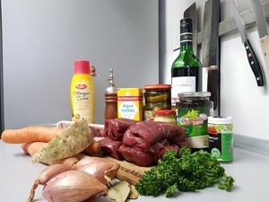 Zutaten: Rouladenfleisch, Gurken, Zwiebeln, Senf, Suppengemüse und Rotwein