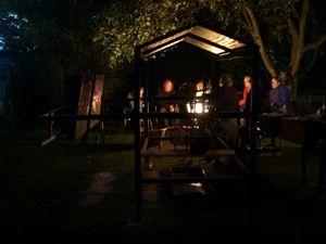 Spießgrill Johnny 5 bei der Einweihungsparty am Abend