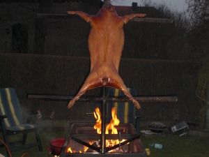 Spanferkel nach Asado Art am Kreuz auf dem Lachsgrill (gegart - im Dunkeln)