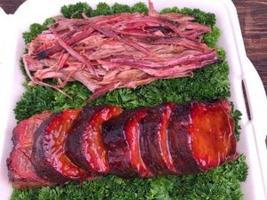 Juryschale mit Pulled Pork und Scheiben von Burnt Ends