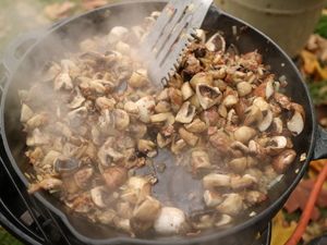 Champignons brutzeln mit Speck und Zwiebeln