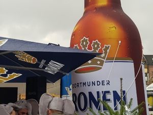 Riesige aufblasbare Kronen-Bierflasche