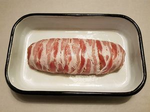 Mit Speck umwickelter Hackbraten in der Form