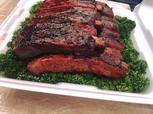 Juryschale mit zwei Reihen glasierter Spareribs