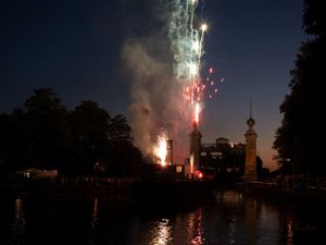 Feuerwerk über dem Kanal am Schiffshebewerk