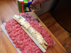 Spargel mit Hollandaise auf dem ausgebreiteten Hackfleisch