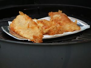 Knuspriger Backfisch auf einer Platte