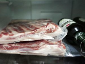 Vakuumierte Schweinebäuche im Kühlschrank