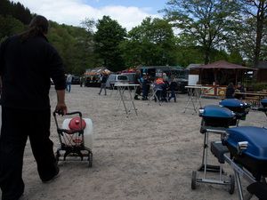 Wettbewerbsgelände mit Grills und Pavillons am Morgen