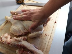 Das Hähnchen wird flach gedrückt
