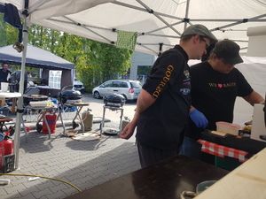 Zwei Teammitglieder bei der Vorbereitung im Pavillon