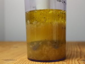 Dressing im Messbecher vor dem Mixen