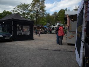 Schwarze Pavillons und Autos auf dem Schotterplatz