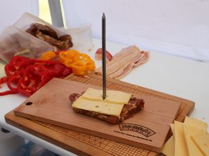 Käsescheibe auf dem ersten Steak