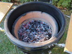 Glühende Kohlen im Keramikgrill