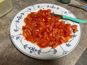 Gewürfelte Tomaten auf einem Teller