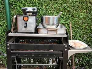 Fritteuse und Teigschüssel auf dem Grillwagen