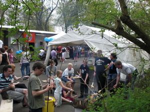 Kinder die Stockbrot machen