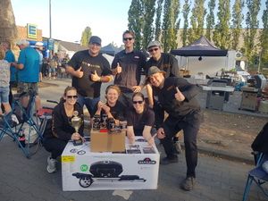 Das Team mit Pokal und gewonnenem Grill