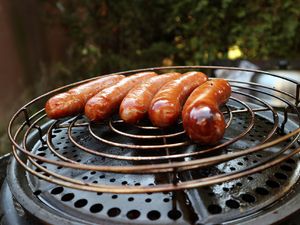 Geräucherte Würste auf dem Rost