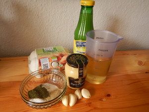 Zutaten für die Remoulade: Öl, Senf, Knoblauch, Kräuter und Ei