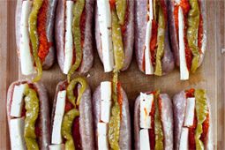 Bratwürste mit Ajvar, Feta und Peperoni