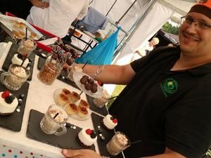 Teammitglied hinter einem Buffet mit Desserts im Glas