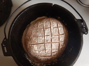 Rautenförmig eingeschnittener Laib im Dutch Oven